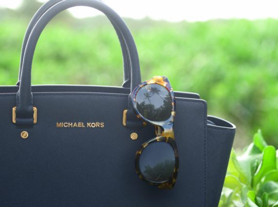 Mijn huidige tassen collectie met hierboven mijn favoriete Michael Kors handtas.