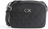 Calvin Klein Handtas met schouderriem en logo in reli&#xEB, f online kopen