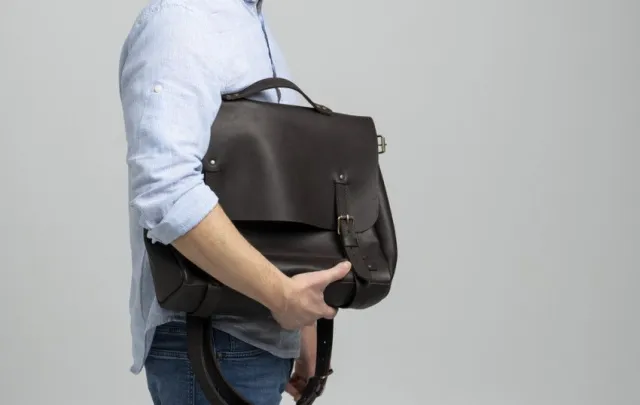 Hoe mannen verschillende herentassen kunnen combineren met hun kleding