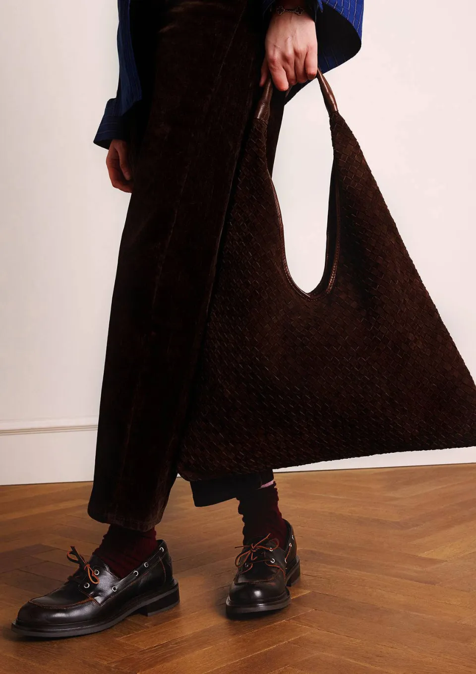 Manfield suede schoudertas donkerbruin, foto 4