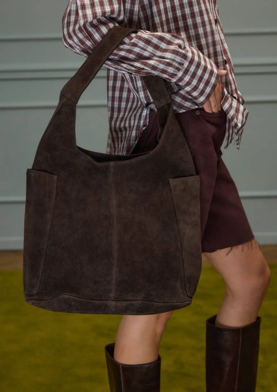 Manfield suede schoudertas donkerbruin, foto 4