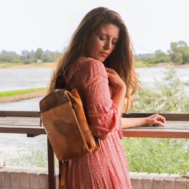 Bear Design Sil rugzak - Cognac – Leren daypack – Van leer – De Bear Design Sil rugzak is een compacte leren daypack voor dagen waarop je alleen het nodige meeneemt